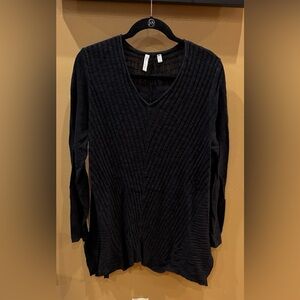 Beatrix OST :Women's Black V-Neck Ribbed Sweater size 2XL. Flair bottom.